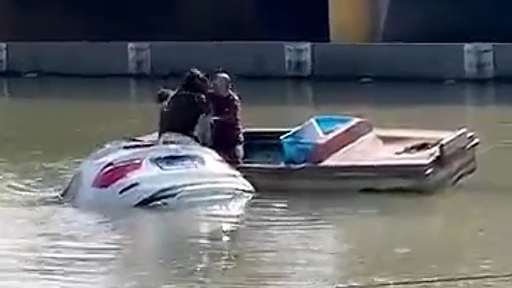 Đập vỡ cửa kính, giải cứu nữ tài xế khỏi ô tô đang chìm ở Trung Quốc