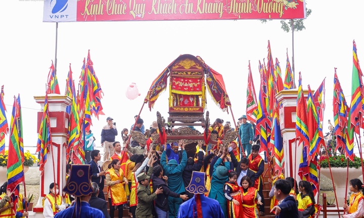 Gần 2 lễ hội/giờ, có phải người Việt chơi nhiều hơn làm?
