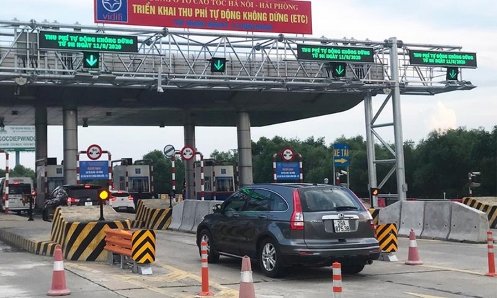 Trên 95% xe đã dán thẻ ETC, vì sao vẫn chưa cho trả sau, bỏ barie?