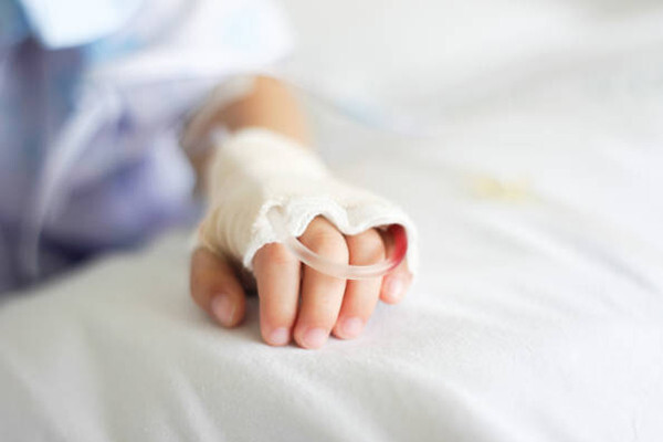 Trẻ 4 tháng tuổi chảy máu não nghi do người lớn bế xốc, rung lắc mạnh