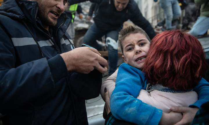 Bé trai Thổ Nhĩ Kỳ đoàn tụ với mẹ sau 52 giờ mắc kẹt dưới đống đổ nát