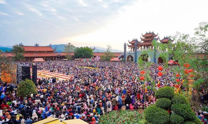 'Chư Phật không ban chức tước, bổng lộc, tiền tài'