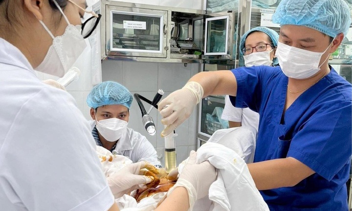 Thai phụ phải rút 2 lít nước ối, 2 lần khâu cổ tử cung để giữ thai