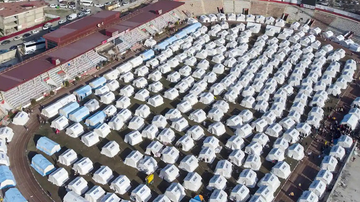 Những căn lều giữa phố sau thảm họa động đất tại Thổ Nhĩ Kỳ