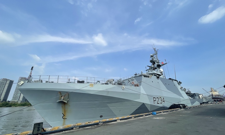 Tàu Hải quân Hoàng gia Anh HMS Spey tới thăm TP.HCM