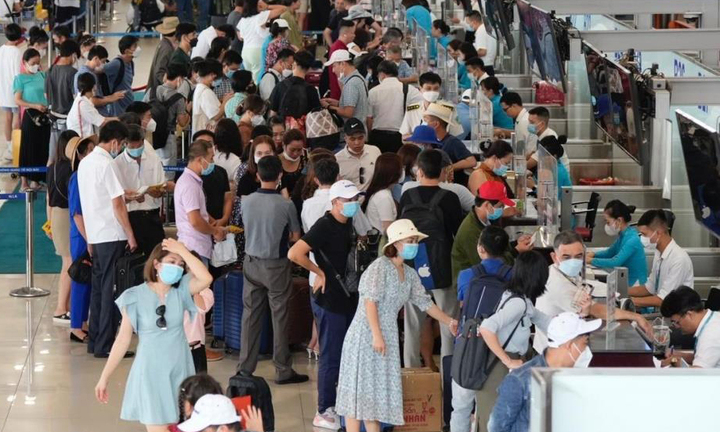 Hạn chế người thân đón, tiễn vào giờ cao điểm ở sân bay Nội Bài