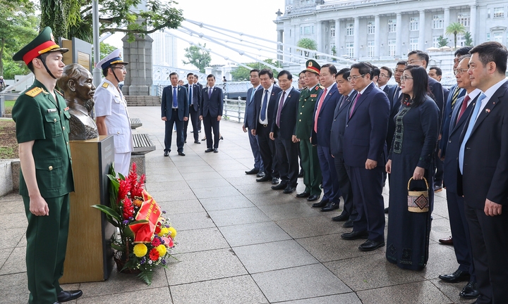 Thủ tướng và phu nhân dâng hoa tại Tượng đài Chủ tịch Hồ Chí Minh ở Singapore