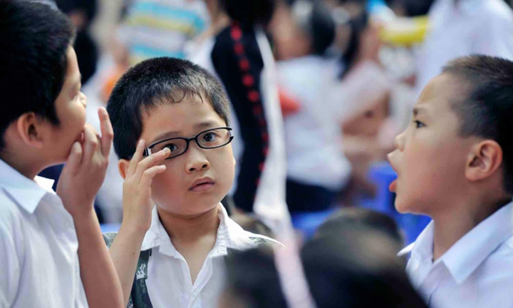 Đưa con lớp 5 đi học xa 12km để được vào trường 'hot'