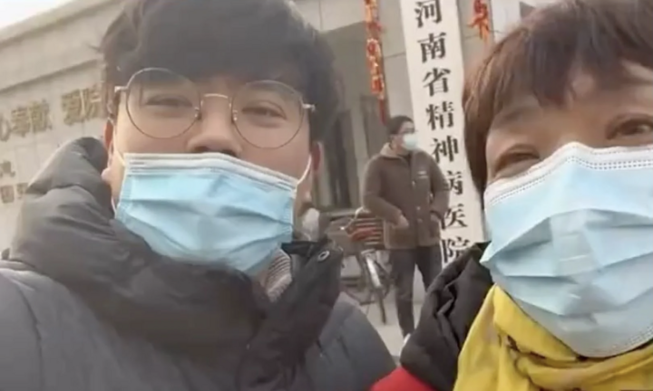 38 tuổi chưa lấy vợ, người đàn ông bị mẹ đưa đi khám tâm thần