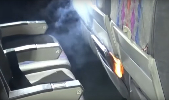 Pin laptop bốc cháy trên máy bay, 4 người nhập viện