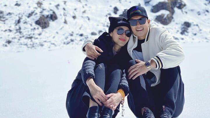 Vợ chồng Công Vinh - Thủy Tiên khoe ảnh lãng mạn trên dãy Himalaya