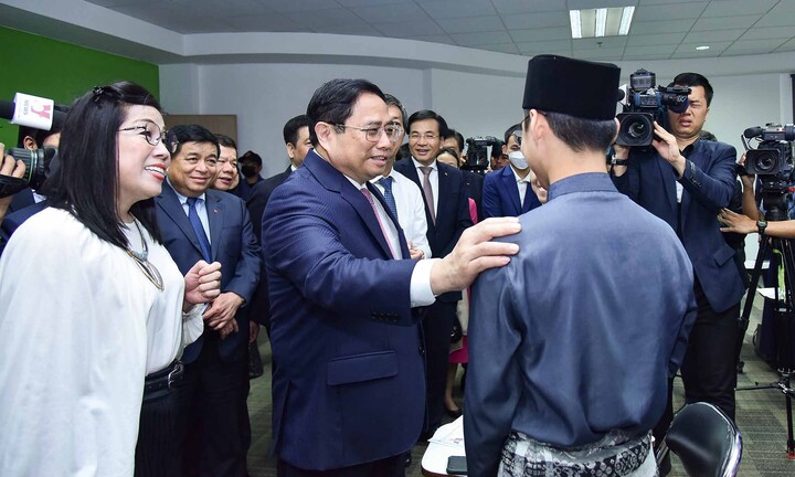 Thủ tướng Phạm Minh Chính thăm trường Đại học Quốc gia Brunei