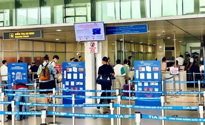 Từ Mỹ về Việt Nam, cụ bà bị sốc nhiệt, nói nhảm, chạy vòng quanh sân bay