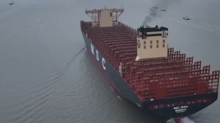 Tàu container lớn nhất thế giới cao bằng tòa nhà 22 tầng