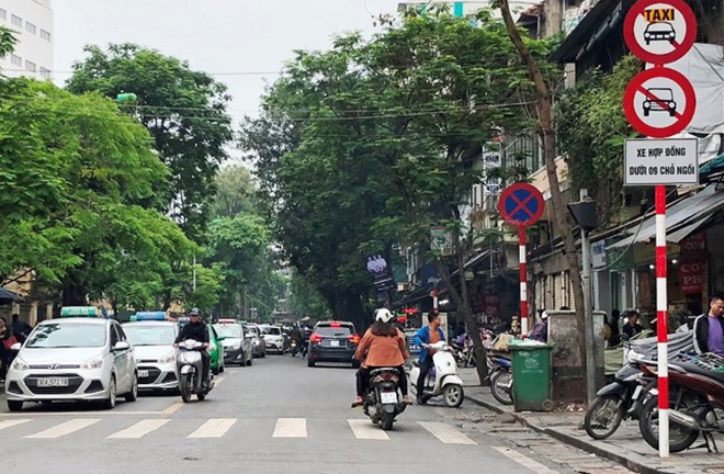Kiến nghị dỡ bỏ biển cấm taxi trên nhiều tuyến phố trung tâm Hà Nội