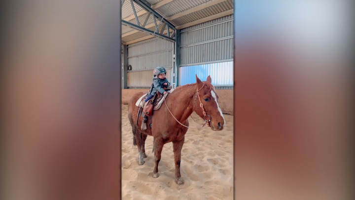 Bé gái 1 tuổi cưỡi ngựa như người lớn