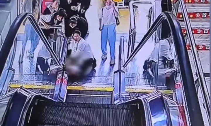 Cậu bé hiếu động bị kẹt tay vào thang cuốn ở Trung Quốc