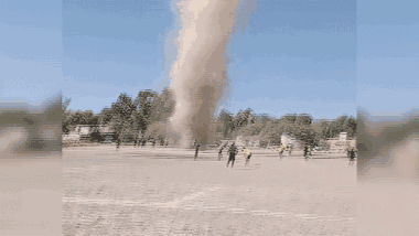 Cơn lốc càn quét sân bóng, cầu thủ thản nhiên đứng nhìn