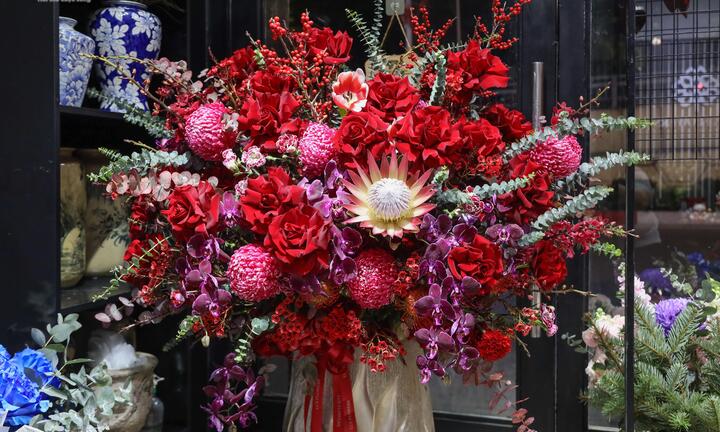 Chi 15 triệu đồng mua một bình hoa ngoại làm quà Valentine