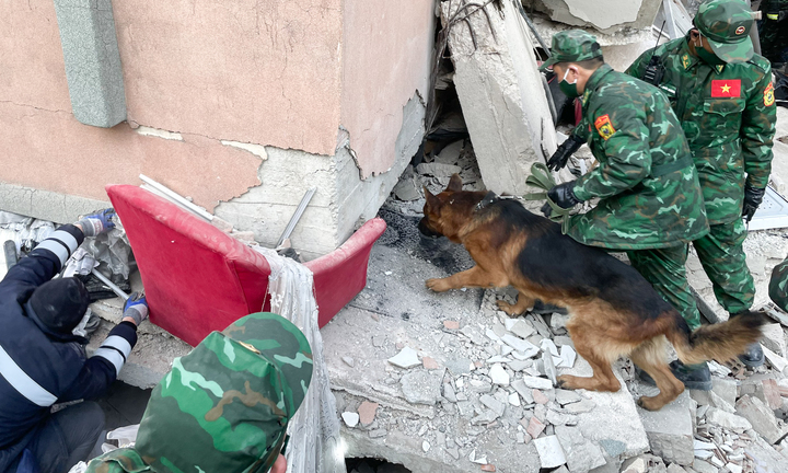 Người dân Thổ Nhĩ Kỳ nhờ lực lượng cứu hộ của QĐND Việt Nam tìm thân nhân