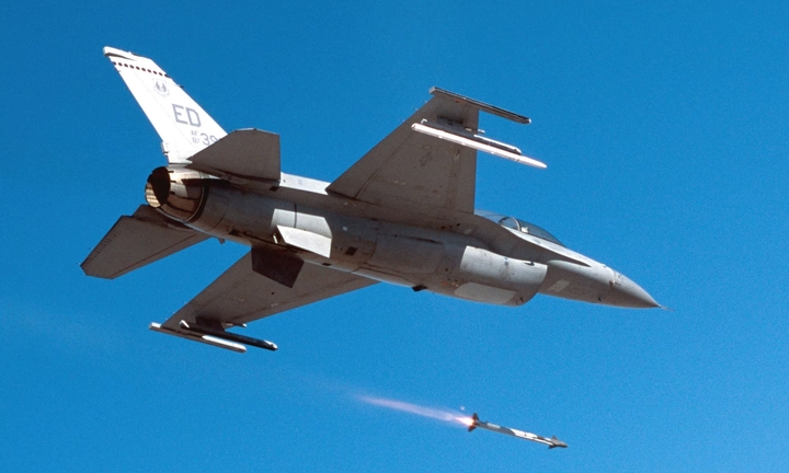 F-16 Mỹ bắn hụt vật thể không xác định trên hồ Huron