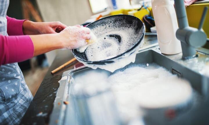 Ngâm bát đĩa bẩn trong bồn rửa - thói quen xấu nên bỏ ngay