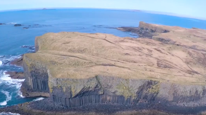 Hàng nghìn cột đá lục giác bao phủ hòn đảo ở Scotland