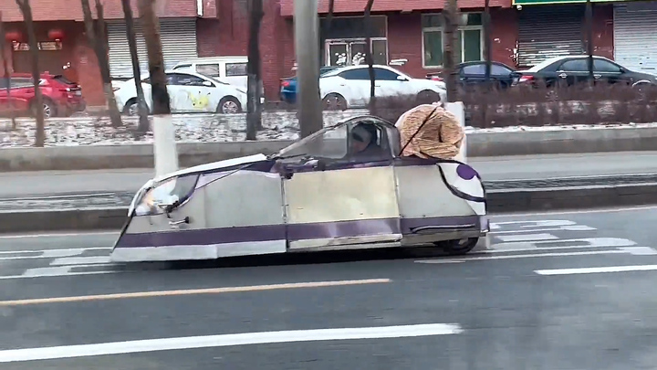 Cụ ông lái 'siêu xe' tự chế dạo phố ở Trung Quốc