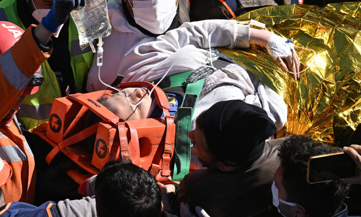 Giải cứu cô gái 17 tuổi sống sót thần kỳ sau 248 giờ thảm họa động đất