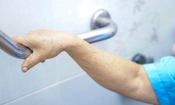 Người đàn ông suýt tử vong sau khi trượt ngã trong nhà tắm