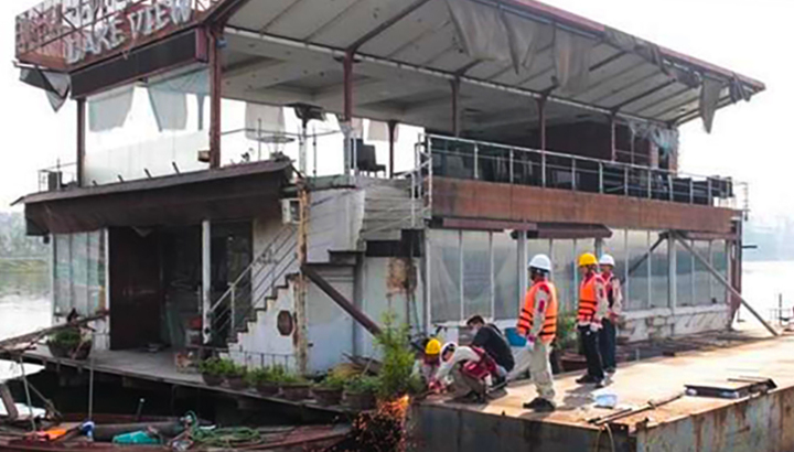 Cưỡng chế di dời 4 'tàu ma' cuối cùng khỏi Hồ Tây