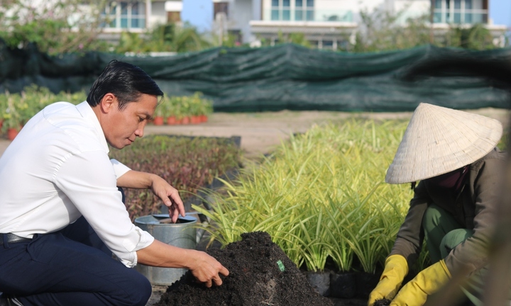 Đến resort 5 sao trải nghiệm trồng rau, nuôi gà