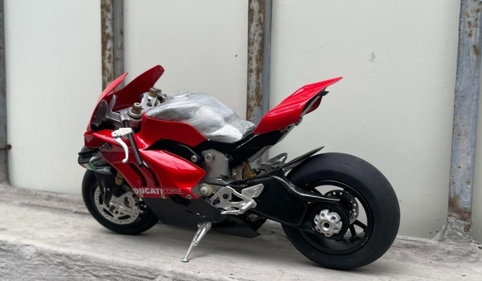 Ngắm loạt mô tô tự chế cực tinh xảo, giống hệt xe thật của thợ tóc Long Ducati