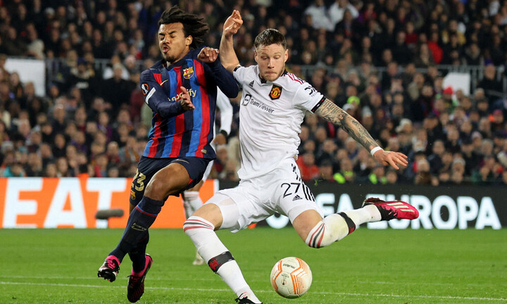 HLV Erik ten Hag trách trọng tài không đuổi cầu thủ Barcelona