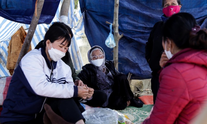 Hà Nội: Người dân dựng lều ngăn xe chở rác vào bãi Xuân Sơn