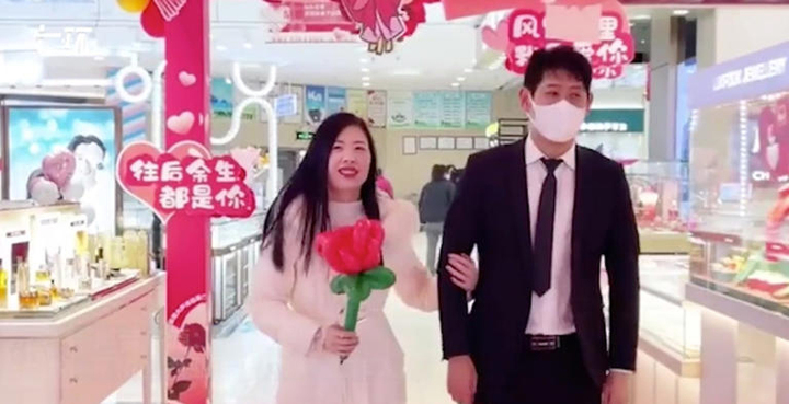 Chỉ mất hơn 7.000 đồng/giờ để thuê bạn trai đi mua sắm