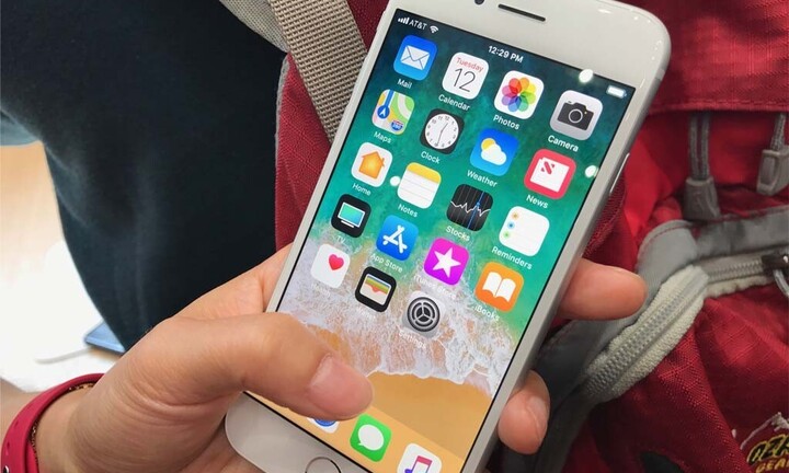 Vì sao điện thoại bị đơ không bấm được?