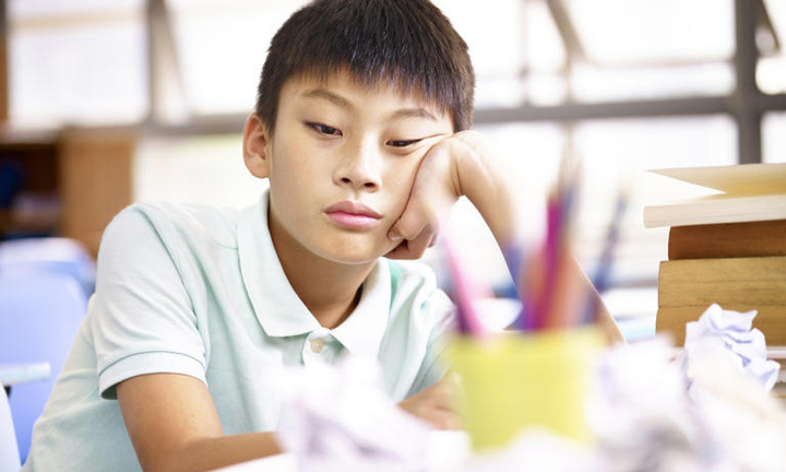 Điểm thi cao thứ 4 ở lớp, cậu bé vẫn bị bố mẹ mắng khiến dân mạng bức xúc