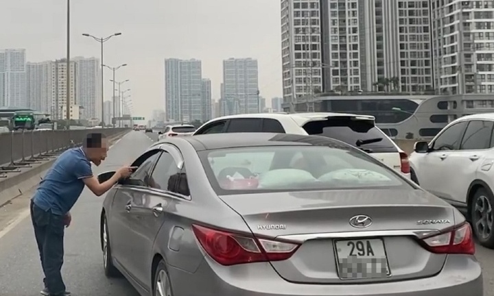 Tài xế Porsche chặn đầu, nhổ nước bọt vào xe Hyundai bị phạt 11 triệu đồng