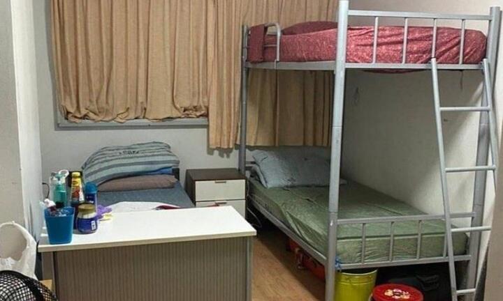 Giá thuê nhà trên trời ở Singapore khiến người lạ cũng phải chung giường