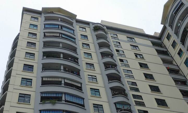 Hà Nội: Giải cứu bé gái 11 tuổi định nhảy từ tầng 15 chung cư