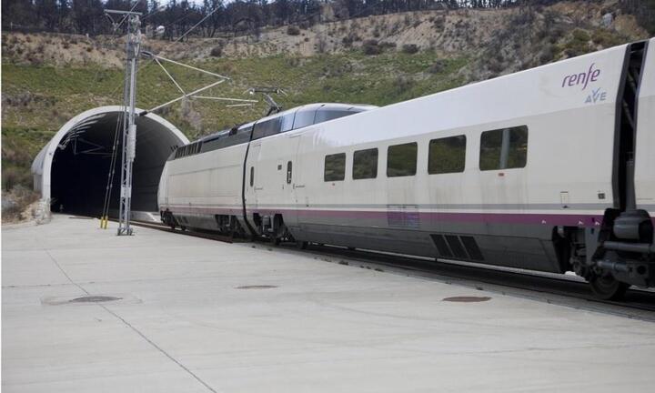 Tàu không lọt đường hầm, nhiều quan chức Tây Ban Nha từ chức