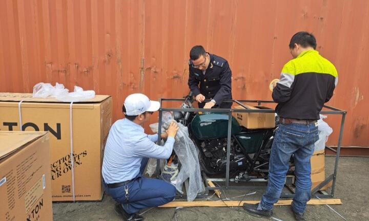 Phát hiện container chứa hơn 50 xe mô tô không rõ xuất xứ ở Hải Phòng