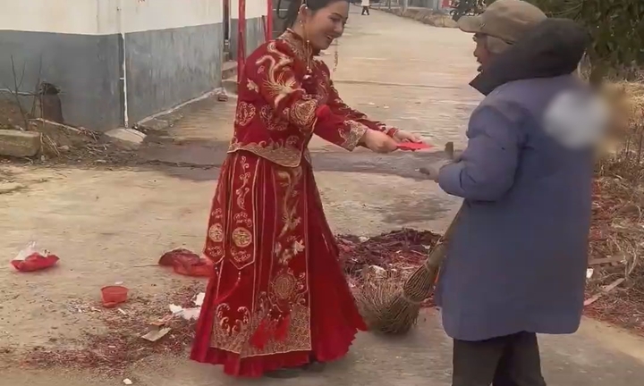 Hành động đẹp của cô dâu với bác quét rác sau đám cưới gây sốt mạng