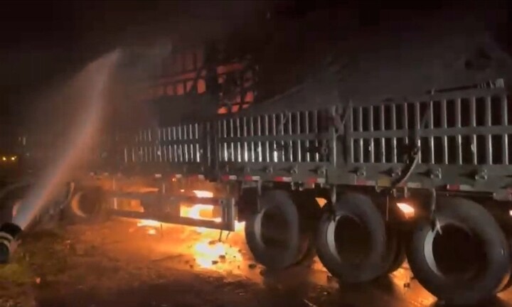 3 xe tải bốc cháy, tài xế mắc kẹt trong cabin sau tai nạn liên hoàn ở Gia Lai