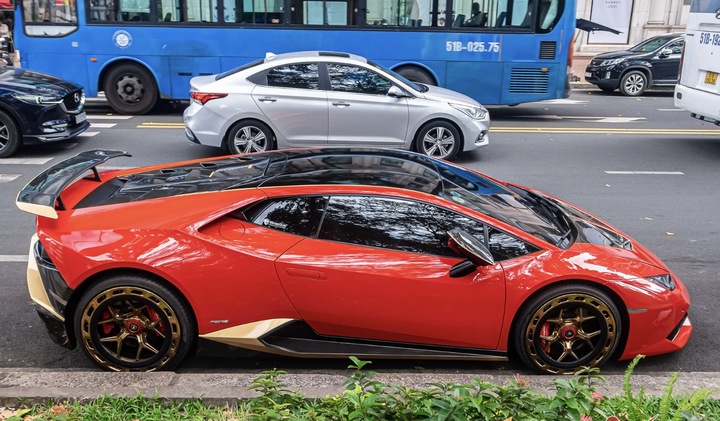 Chiêm ngưỡng Lamborghini Huracan của ông xã Đoàn Di Băng