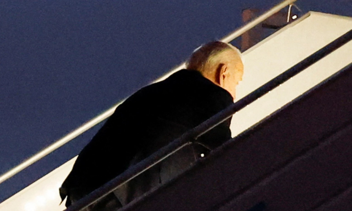 Tổng thống Mỹ Biden lại vấp ngã khi lên chuyên cơ Không lực Một