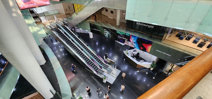 TP.HCM: Loạt cửa hàng trong khu trung tâm thương mại toà tháp Bitexco đóng cửa