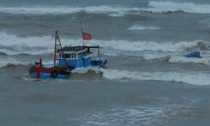 Tàu cá Quảng Ngãi chìm ở Hoàng Sa, 4 ngư dân rơi xuống biển