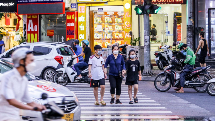 Đèn tín hiệu ở Hà Nội 'có cũng như không', người đi bộ thót tim khi sang đường